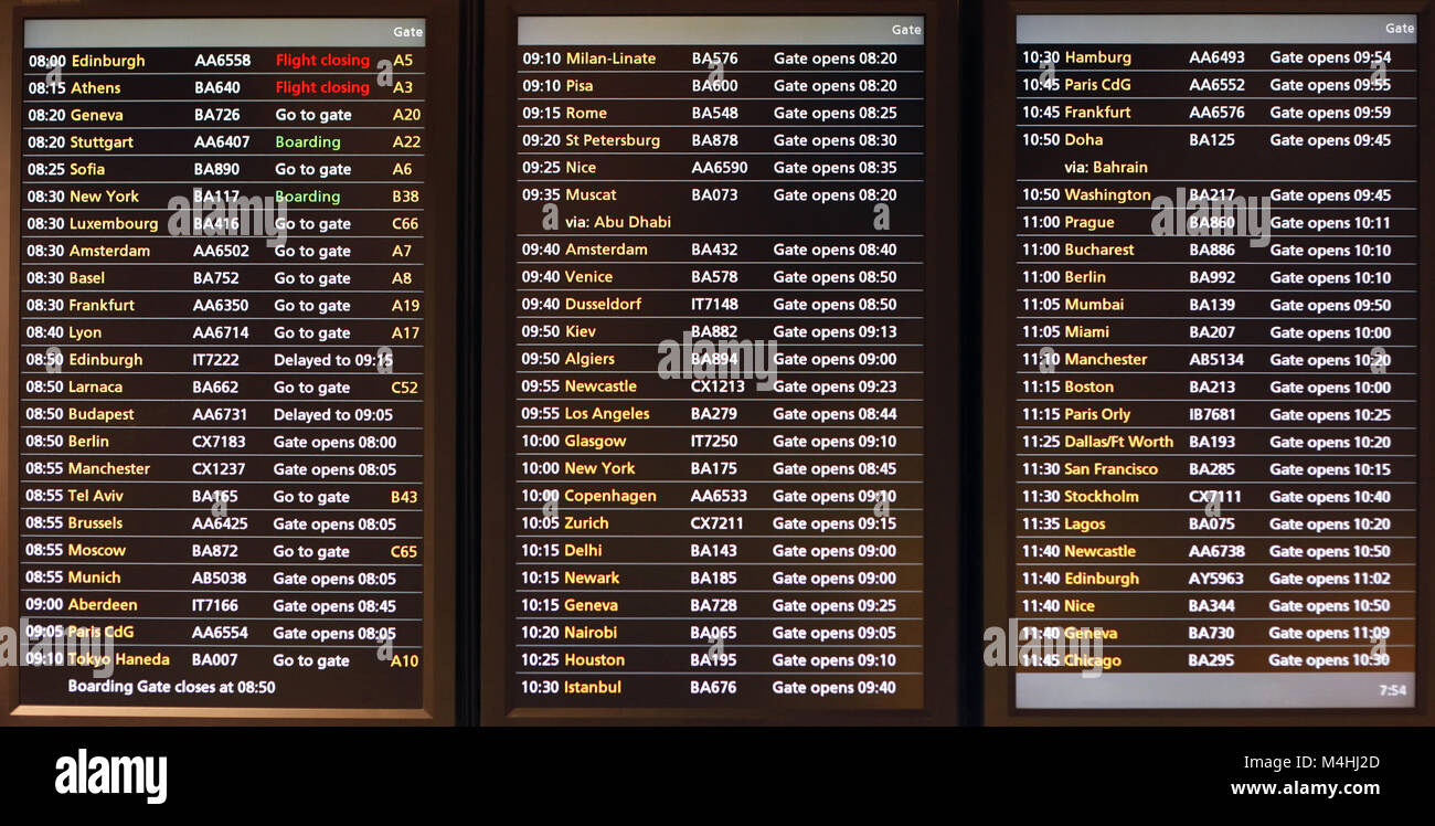 Flug-Ankündigung zeigt Abflugzeit auf einem Bildschirm Stockfoto