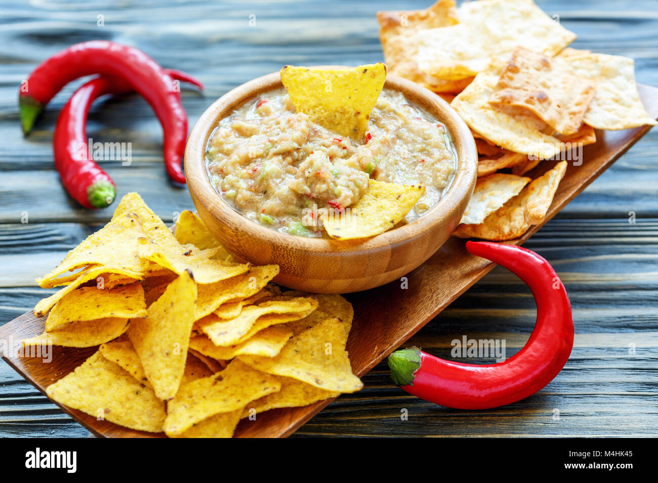 Mexikanische Soße in eine hölzerne Schüssel und Tortilla Chips. Stockfoto