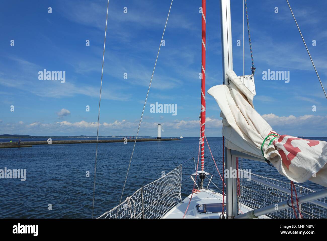 Segelboot verlässt Swinemünde in Richtung Ostsee Stockfoto