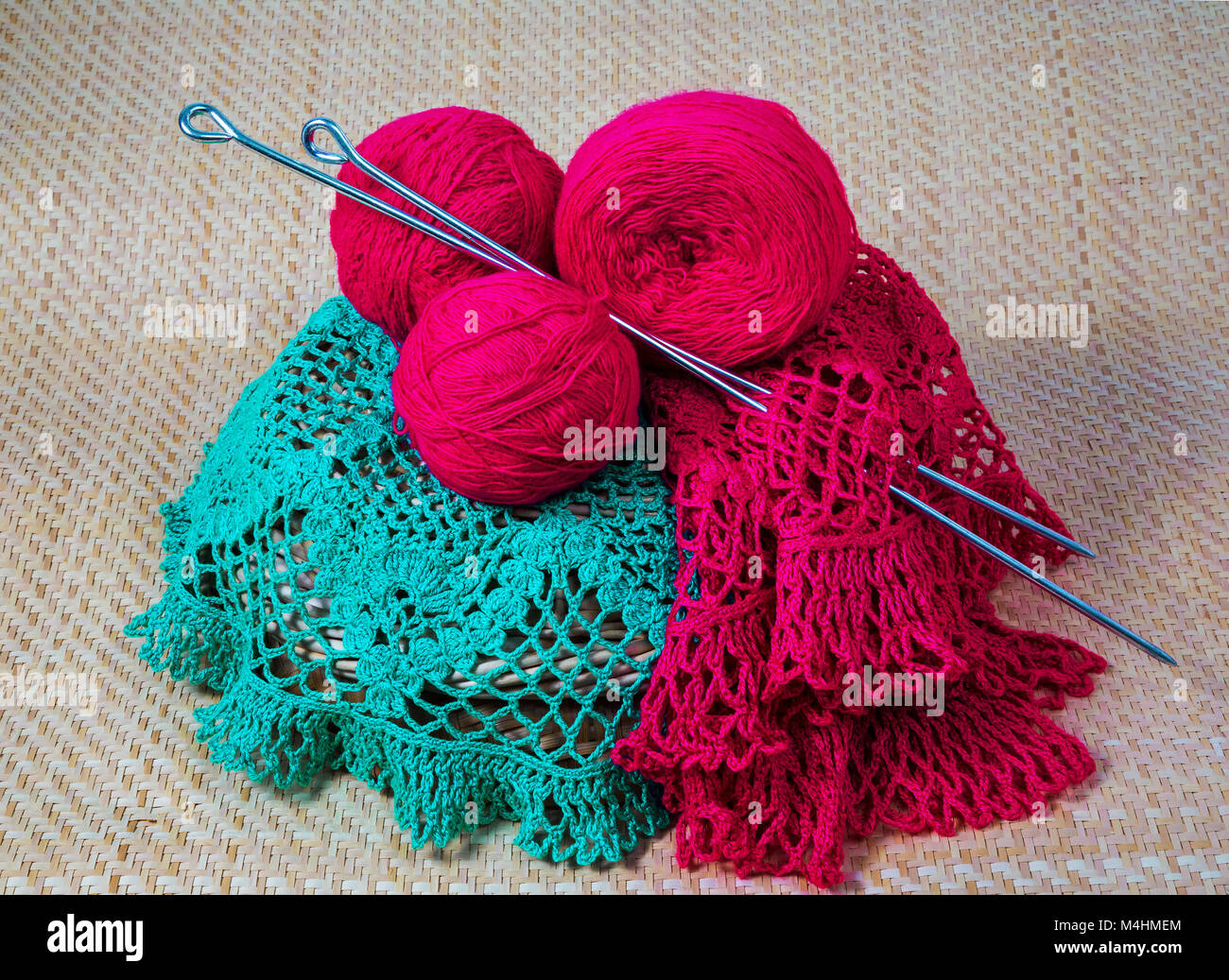 Garn für Stricknadeln Stockfoto