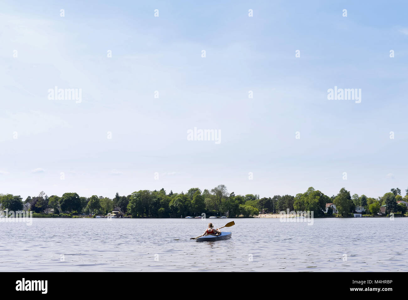 Frau im Paddelboot Stockfoto