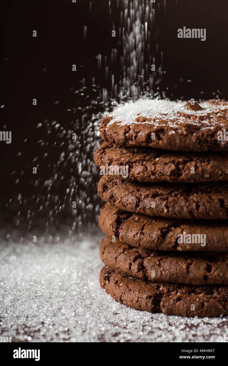 Stapel von Chocolate Chip Cookies auf braunem Hintergrund. Gestapelt ...