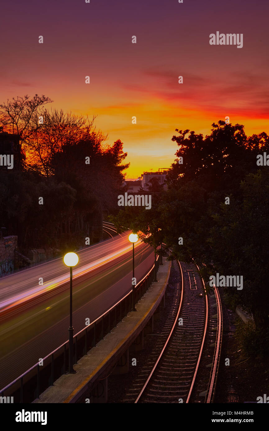 Leichte Spuren von einem Zug in das schöne Stadtbild Sonnenuntergang mit Bäumen und wunderschönen Farben sky Stockfoto