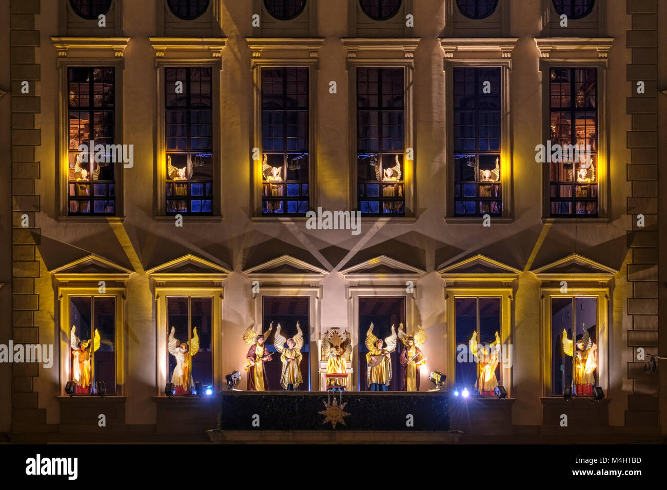 Beleuchtete Engel spielen im Rathaus bei Nacht, Weihnachtsmarkt, Augsburg, Schwaben, Bayern, Deutschland Stockfoto