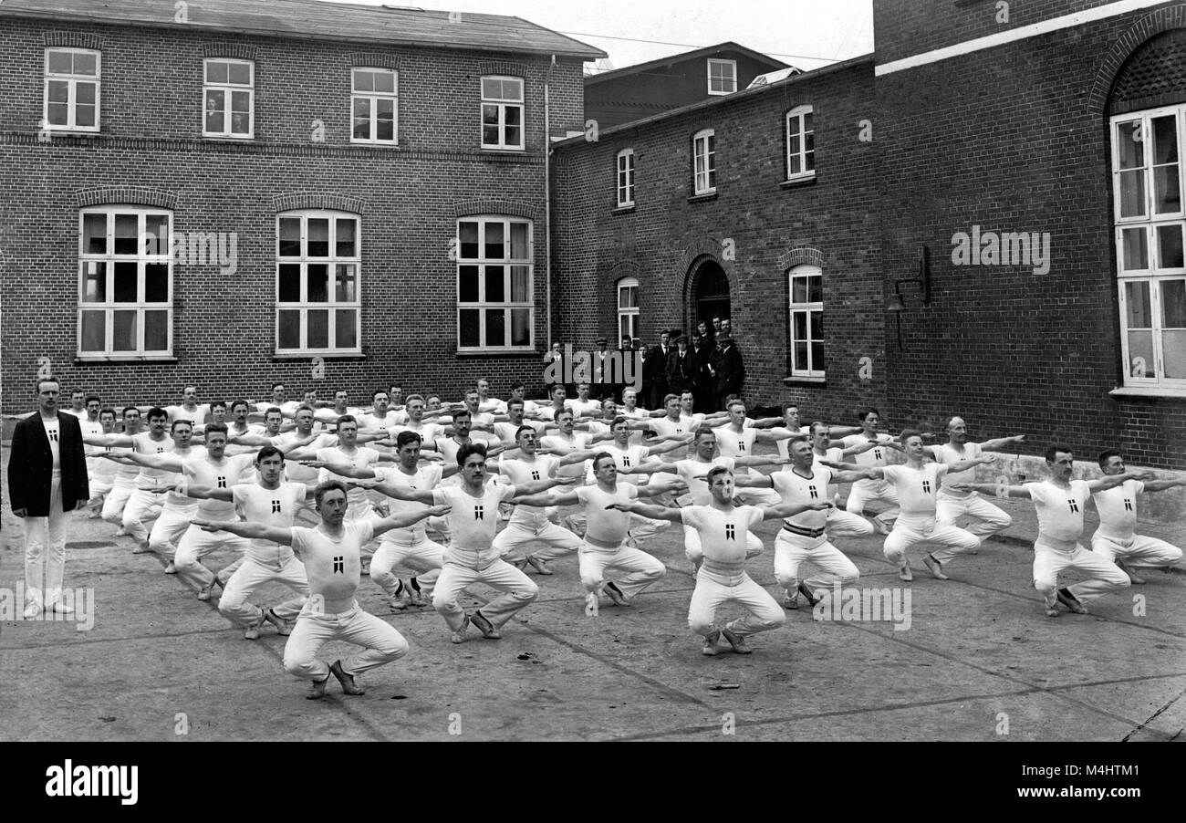 Gruppe von Männern im Hof, während er sich morgens Sport, 1930er Jahre, dem genauen Ort unbekannt, Deutschland Stockfoto