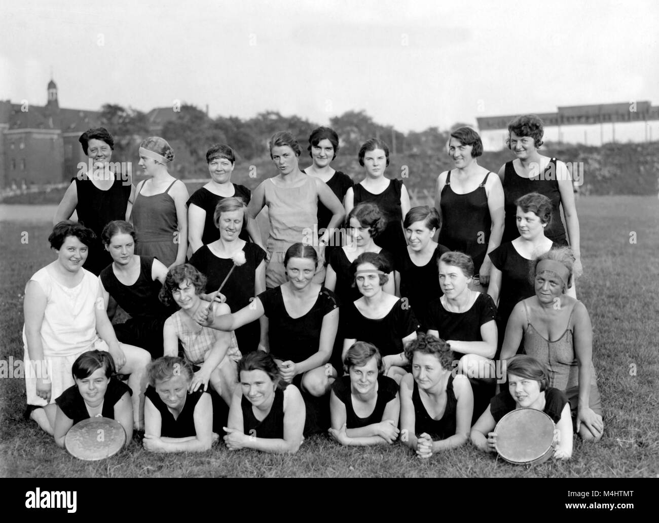 Gruppe für Frauen, Gymnastik mit Drums, Ca. 1920, genaue Ort unbekannt, Deutschland Stockfoto