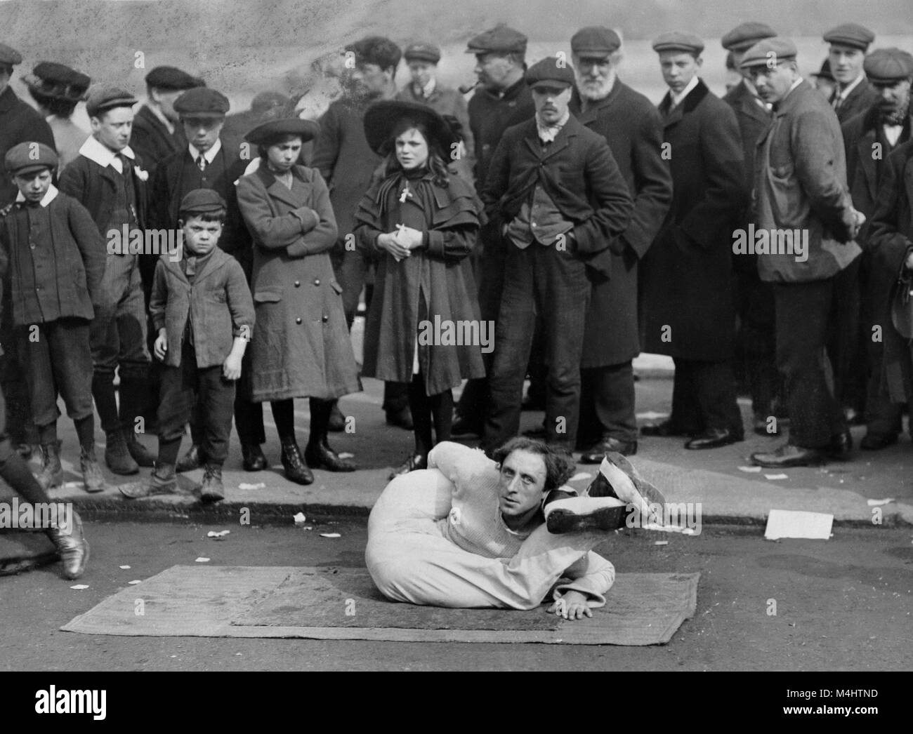 Acrobat, Schlange Mann, Ca. 1919, der genaue Ort unbekannt, Großbritannien Stockfoto