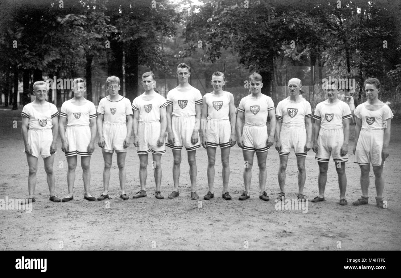 Fußball-Team während der Gruppe Schuß, 1930er Jahre, genaue Lage unbekannt, Deutschland Stockfoto
