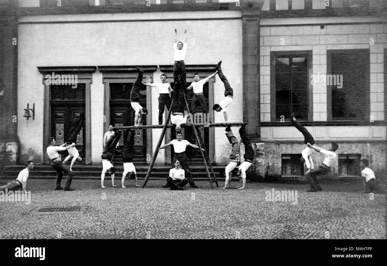 Akrobaten, Gruppe von Männern. 1909, genaue Ort unbekannt, Deutschland Stockfoto