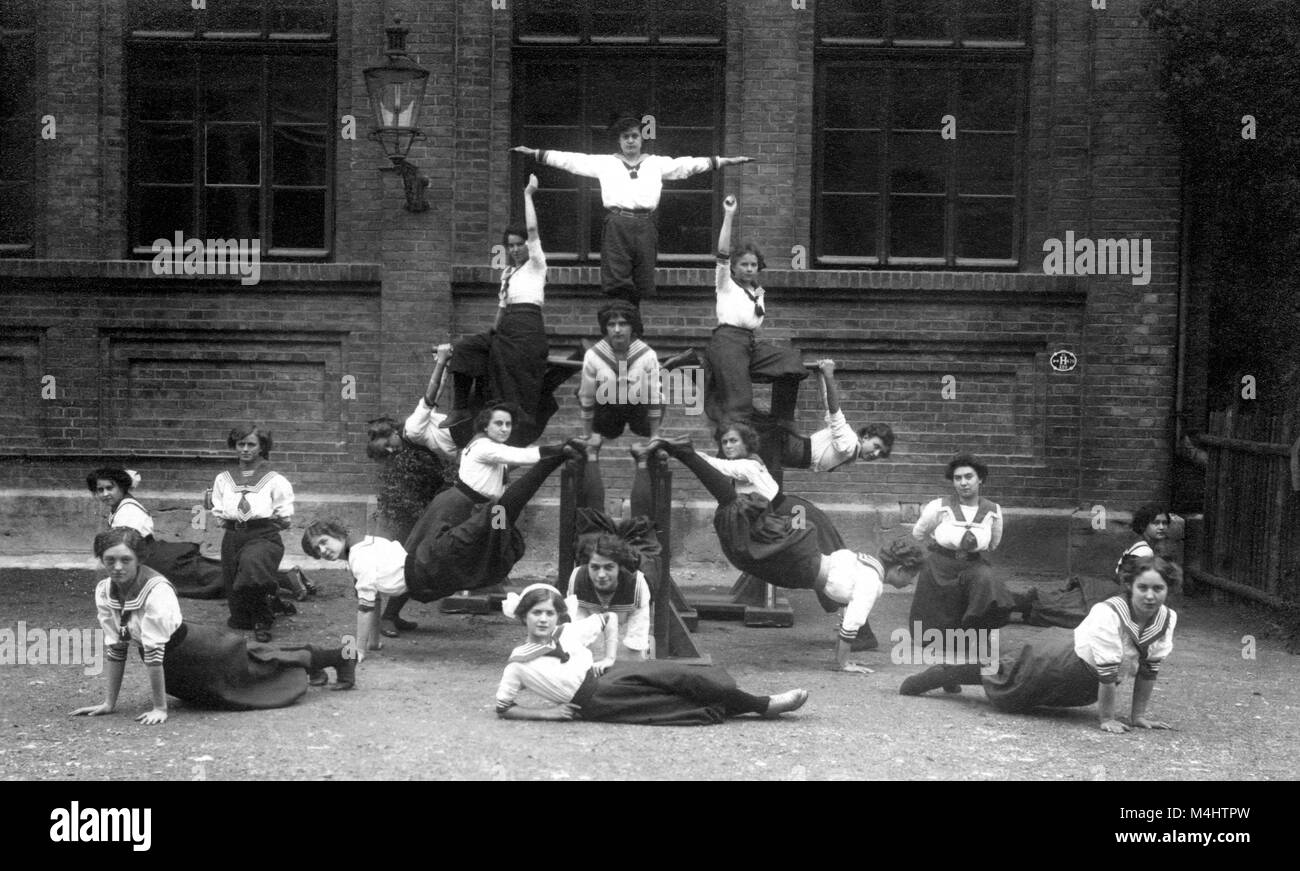 Akrobaten, Gruppe von Frauen. 1914, genaue Ort unbekannt, Deutschland Stockfoto
