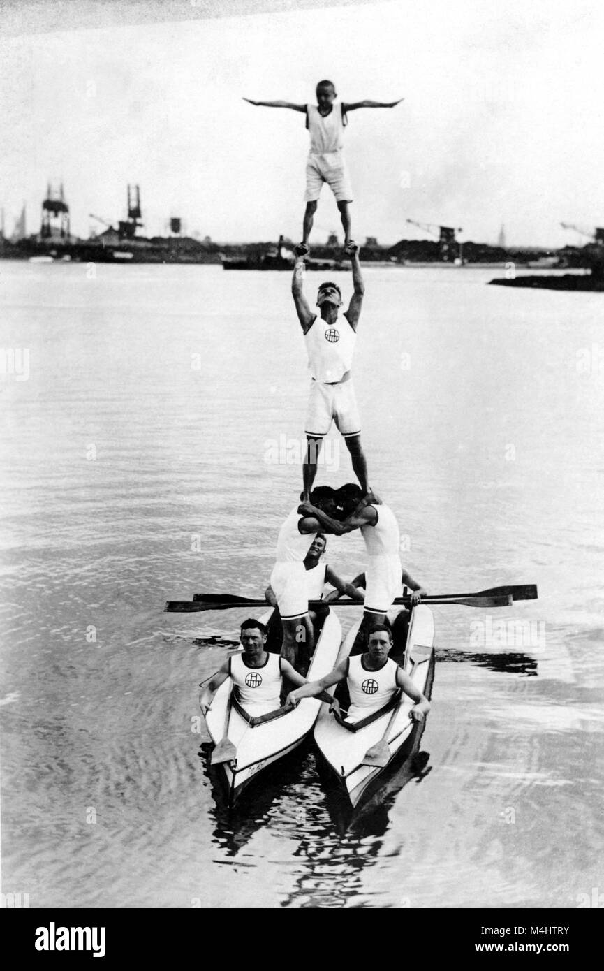 Akrobaten bauen eine Pyramide auf zwei rudern Boote im Wasser, Ca. 1930er, 1930er Jahre, Hamburg, Deutschland Stockfoto