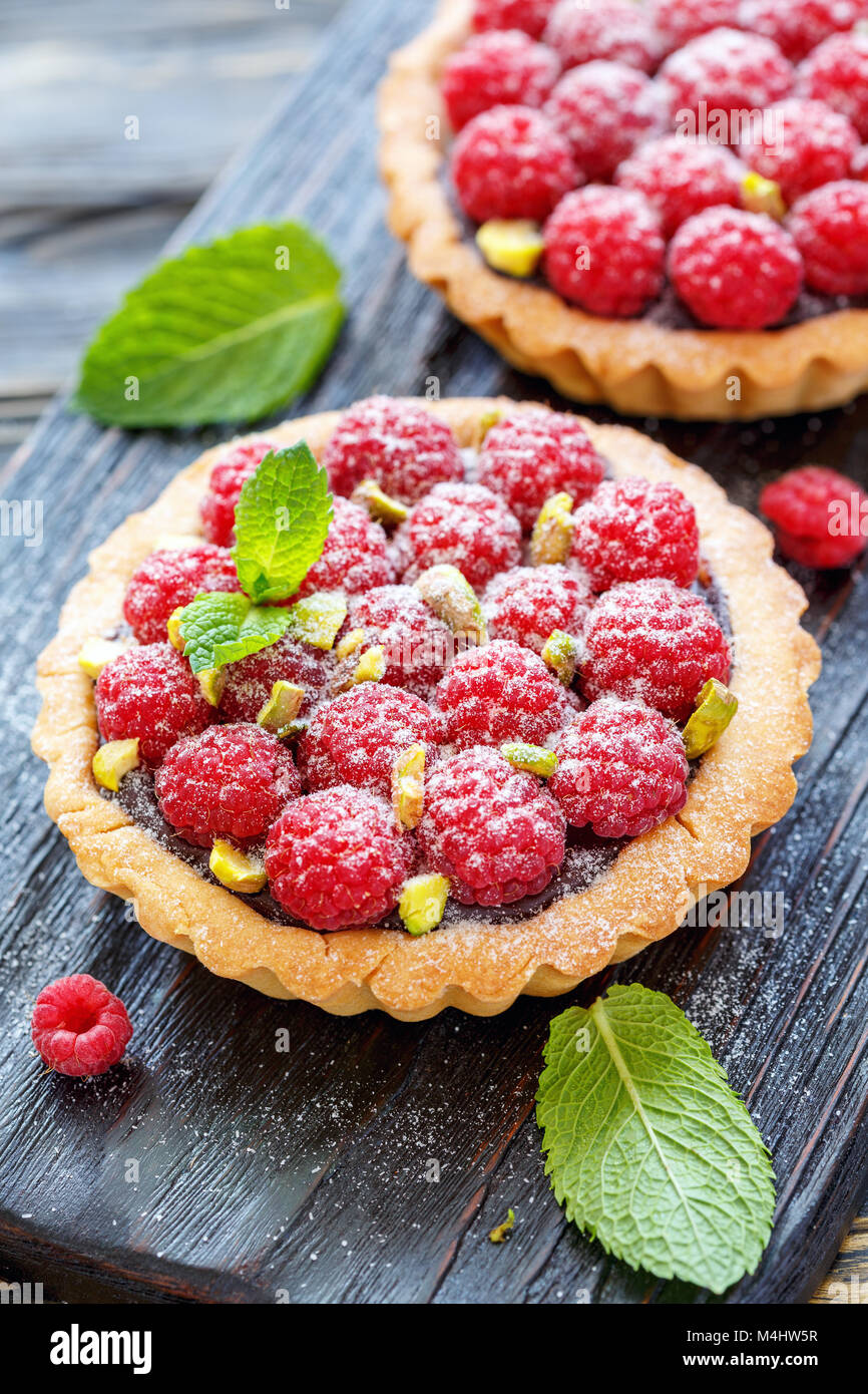 Köstliche Kuchen mit Schokolade und frischen Himbeeren. Stockfoto