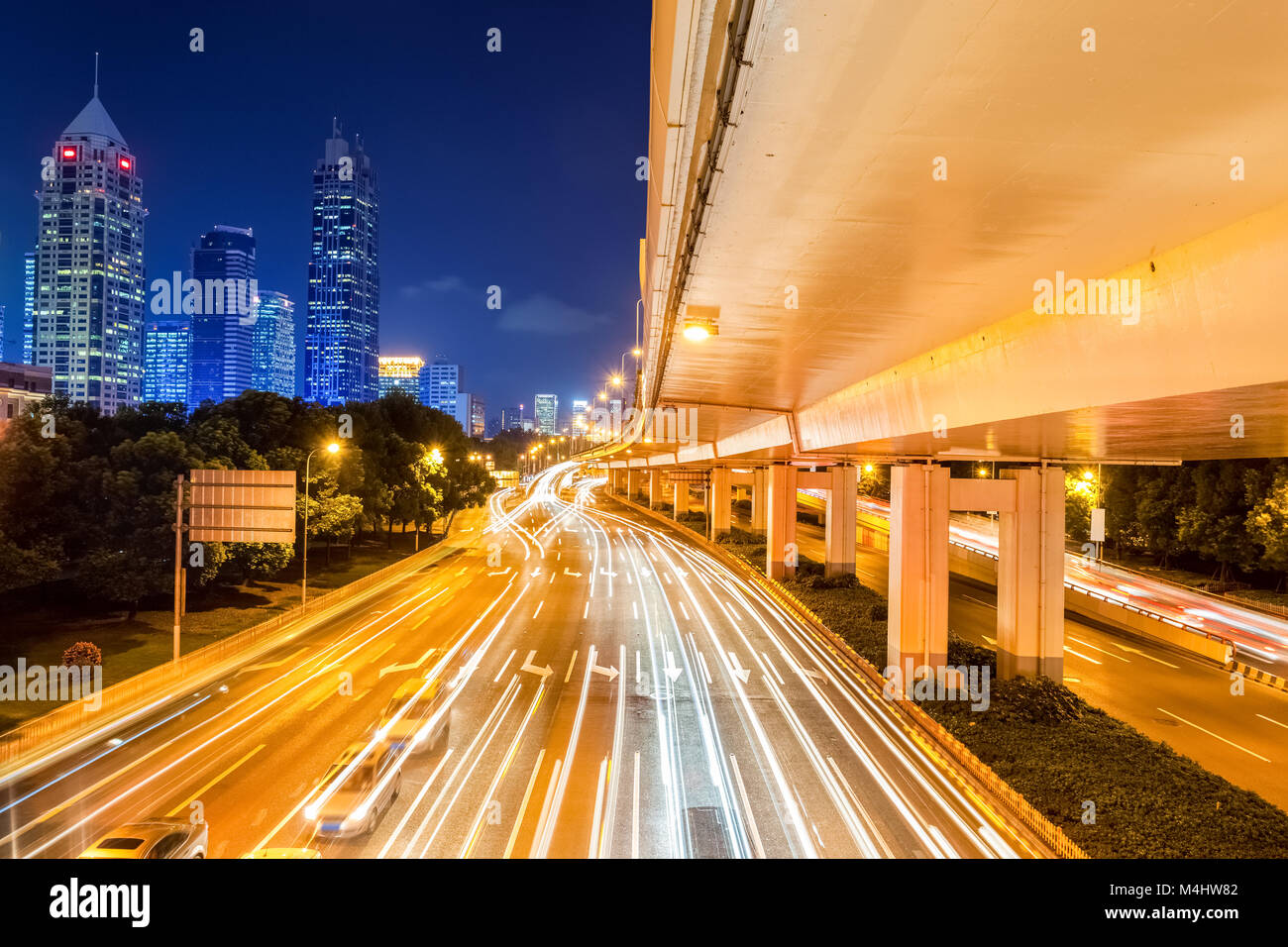 Lichtspuren auf Stadt-Straße Stockfoto