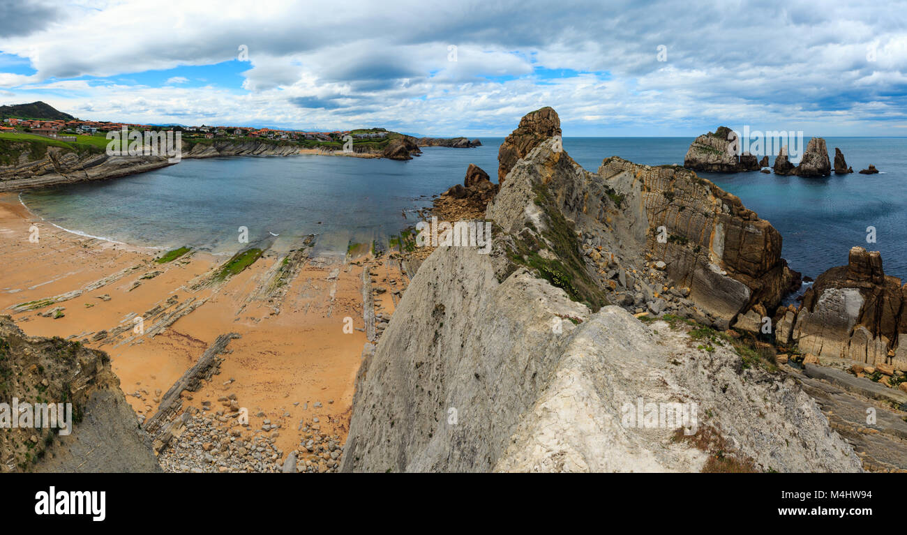 Arnia Strand Küste Landschaft. Stockfoto