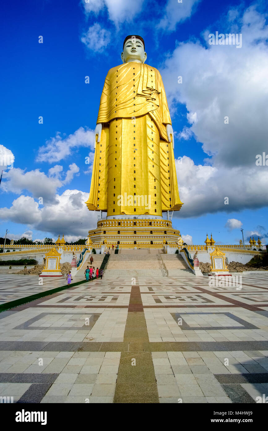 Der 116 Meter hohe Statue Laykyun Sekkya Buddha ist die zweite höchste  Buddhastatue der Welt, in der Nähe von Maha Bodhi Ta Htaung Khatakan Taung  entfernt Stockfotografie - Alamy