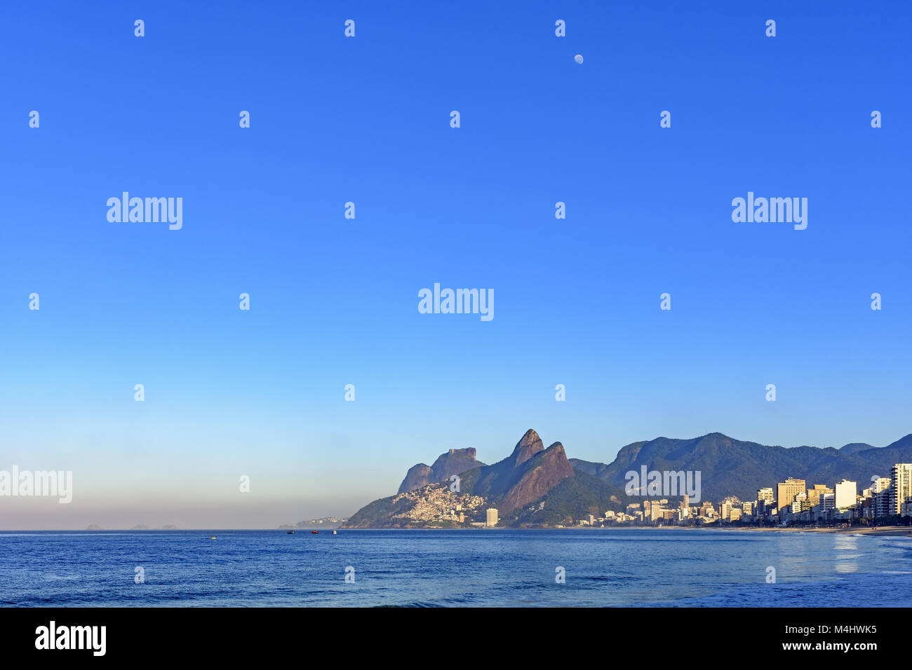 Mond über den Strand von Ipanema Stockfoto