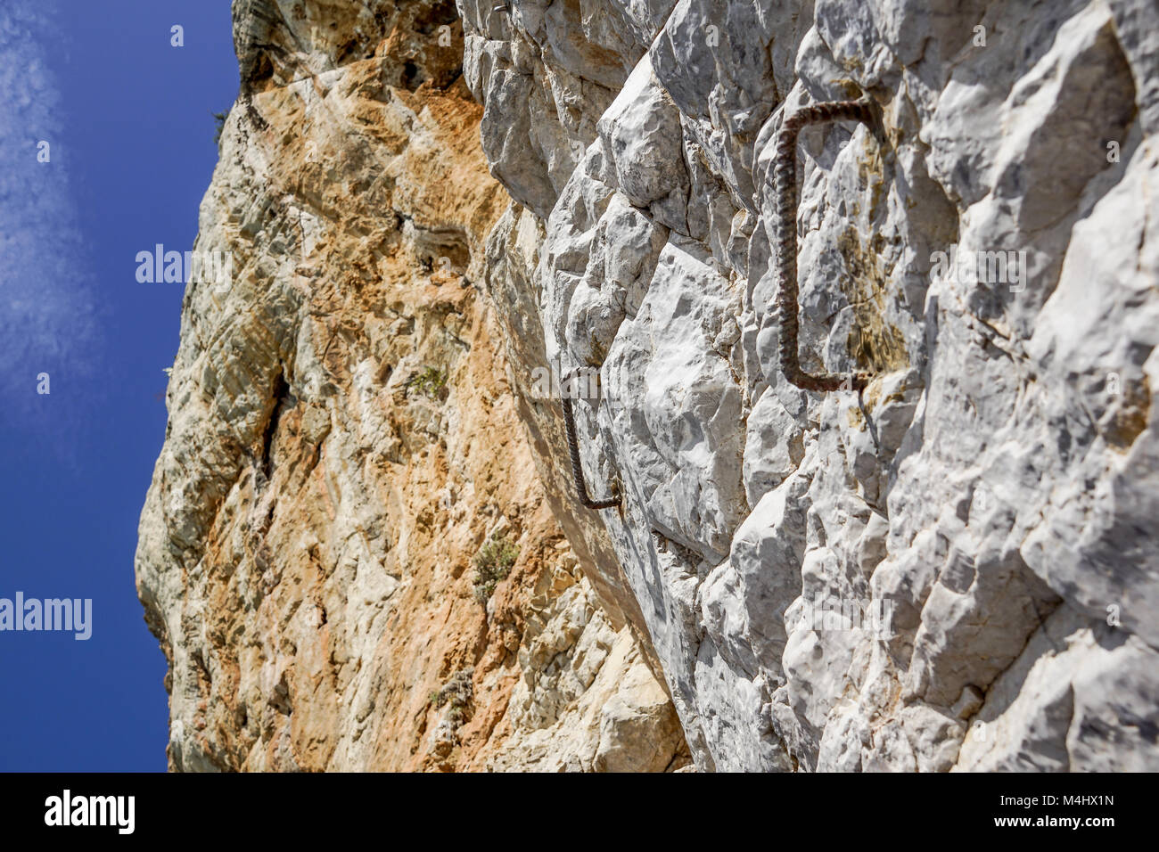 Alte Haken und Oberfläche des natürlichen grungy Marmor Abstract Am felsigen Wand Stockfoto