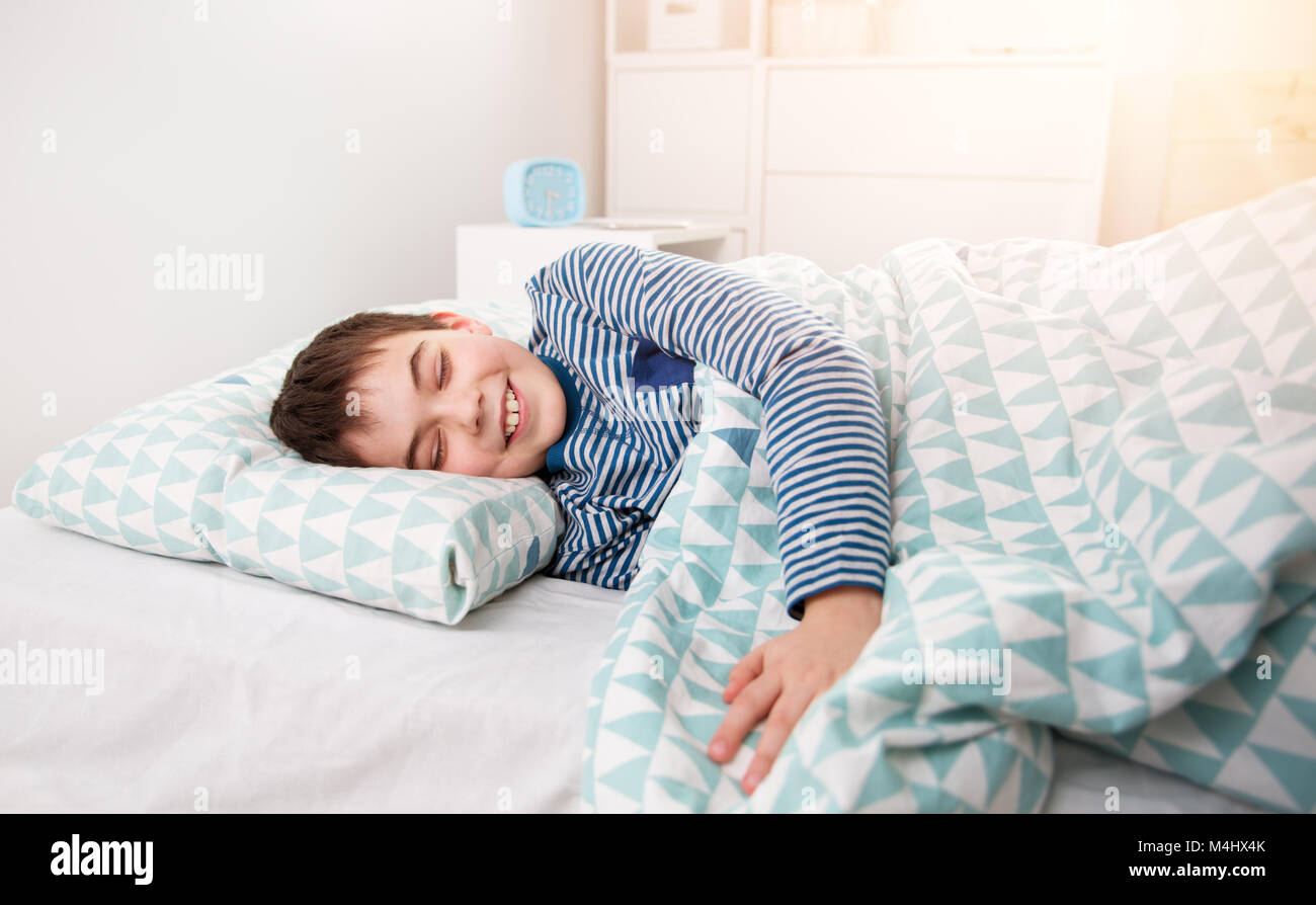 Acht Jahre alten Kind schlafen im Bett auf das Kopfkissen Stockfoto