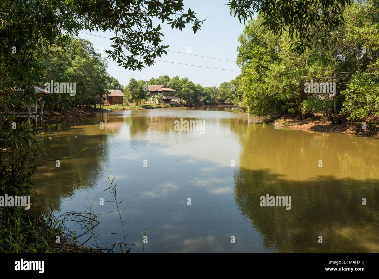 Ein gesunkenes Boot auf einem See am Rande von Sihanoukville, Kambodscha umgeben Stockfoto