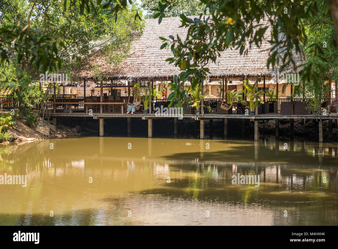 Blick auf das Resort auf das Wasser in der Umgebung von Sihanoukville, Kambodscha gebaut bei Sonnenuntergang. Stockfoto