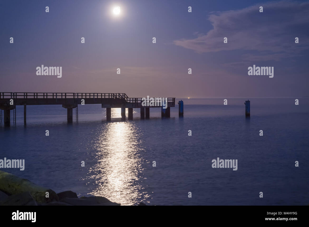 Mondlicht über die Pier. Stockfoto