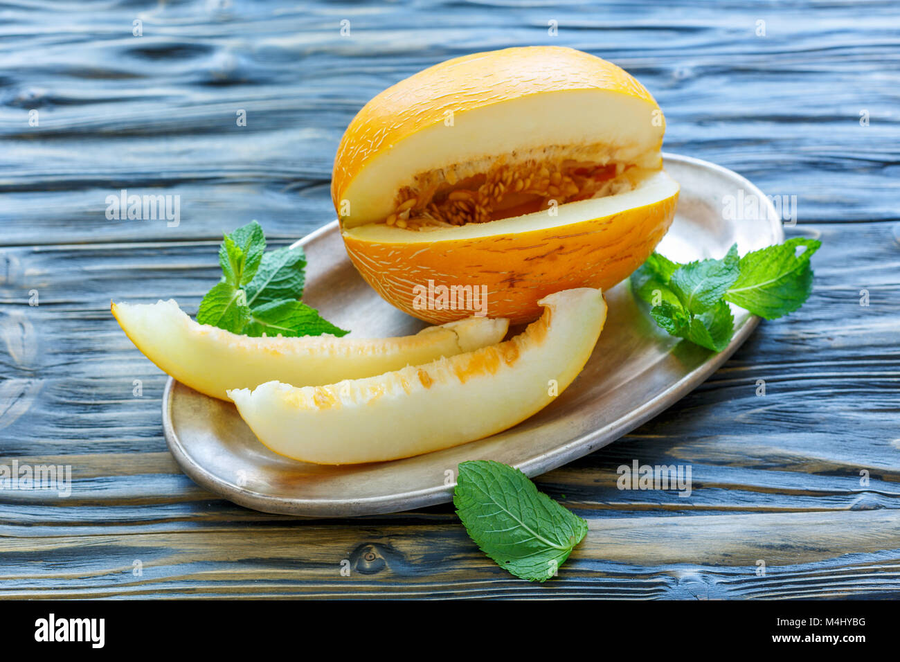 Gelbe Melone auf ein platter Reifen. Stockfoto