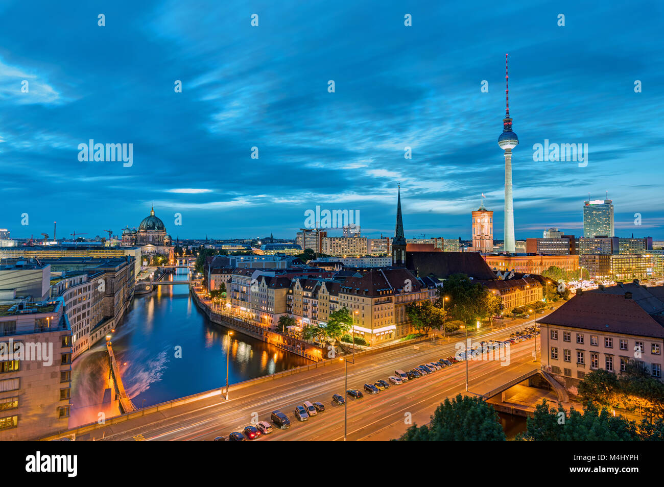Die Innenstadt von Berlin mit dem berühmten Fernsehturm bei Nacht Stockfoto