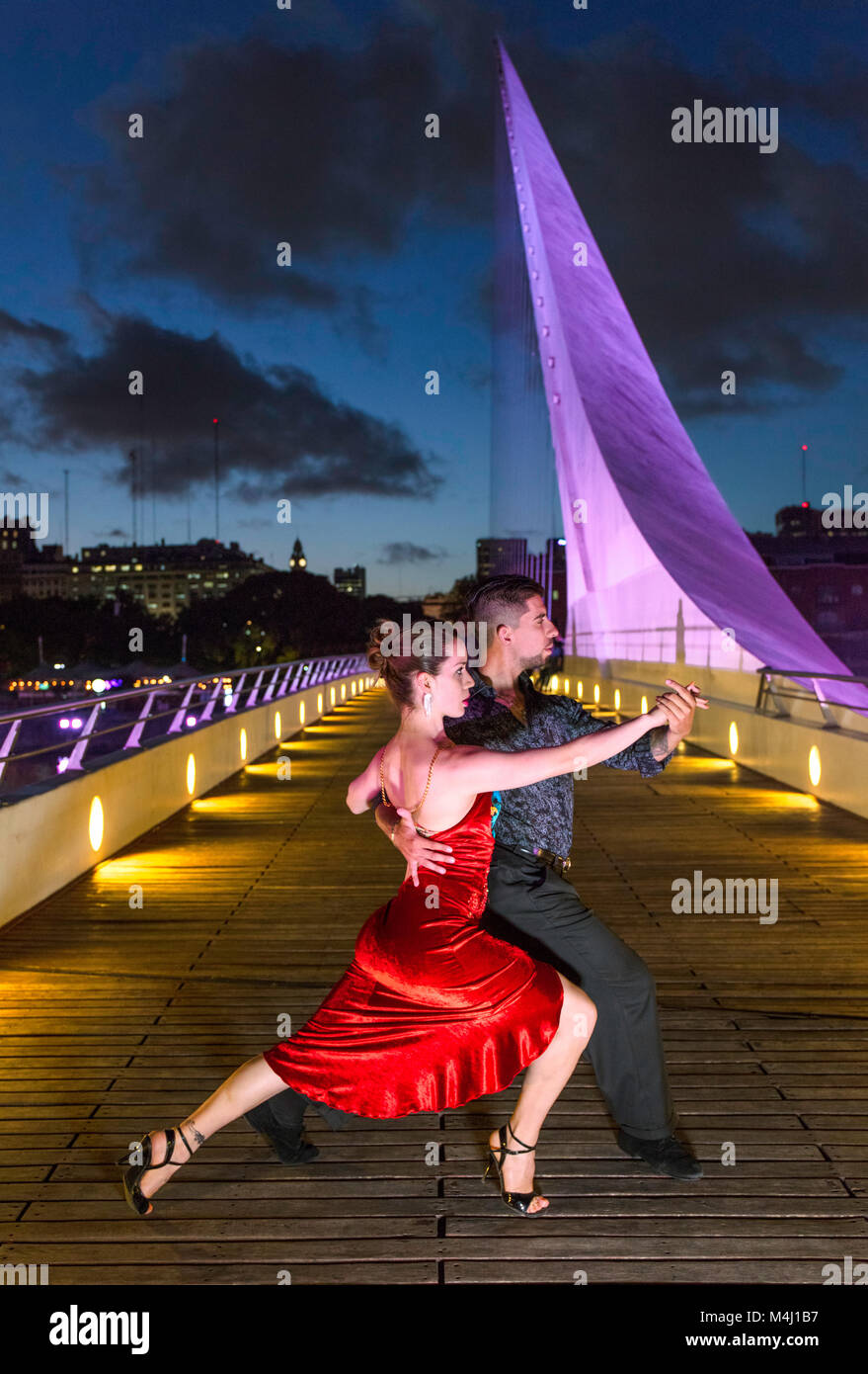 Ein paar Tango tanzen auf der 'Puente de La Mujer" in der Dämmerung. Puerto Madero, Buenos Aires, Argentinien. Stockfoto