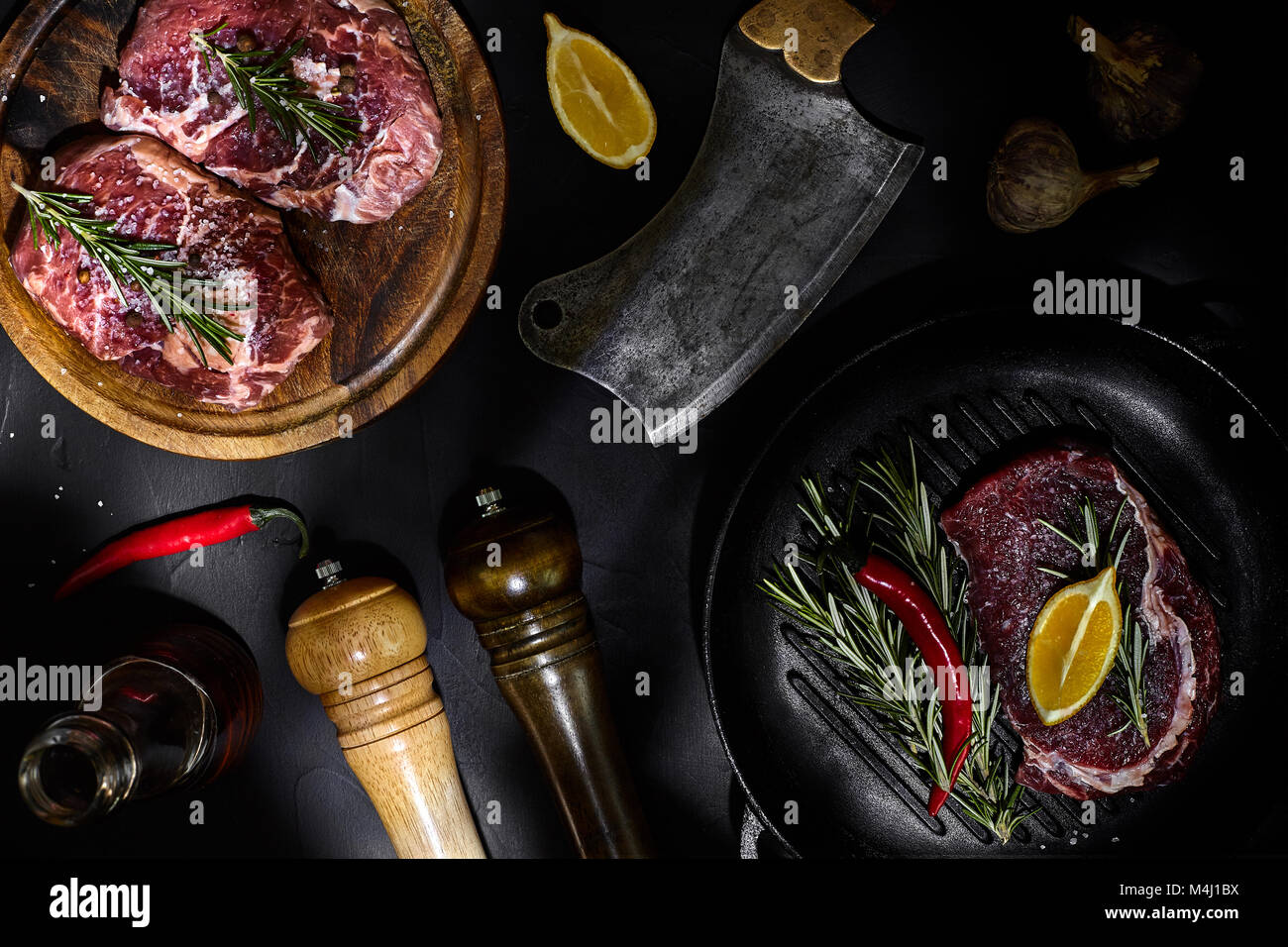 Frisches rohes Fleisch. Rinderfilet und marmoriertes Rindfleisch Steaks ...