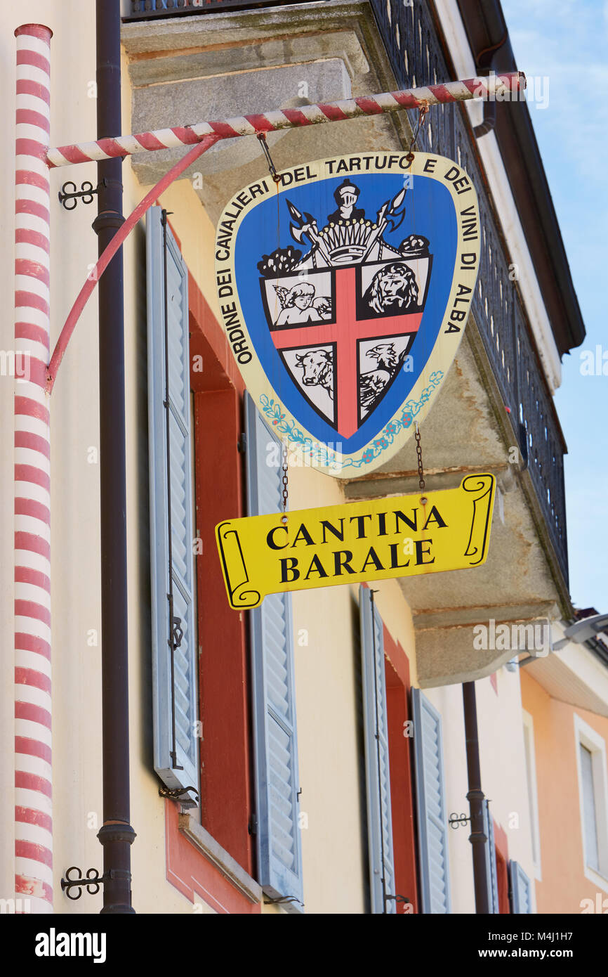 Cantina Barale, barale Weingut Wappen der Trüffel Ritter an einem sonnigen Sommertag im Piemont am 6. August 2016 in Barolo, Italien Stockfoto