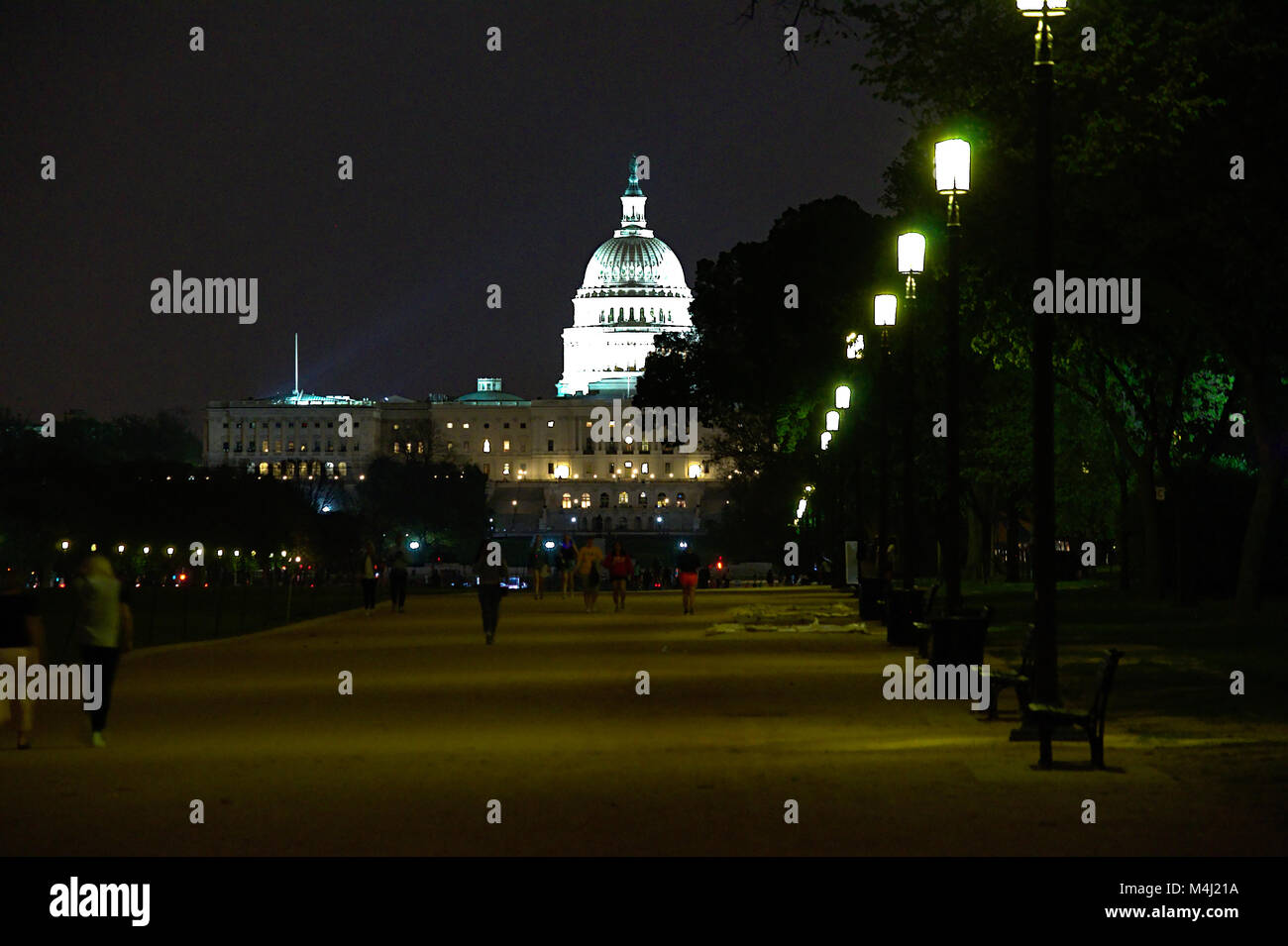 Landschaft von Straßenlaternen und US Capitol lite bei Nacht mit Menschen in den Vordergrund. Stockfoto