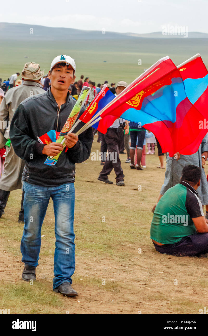 Khui Doloon Khudag, Mongolei - Juli 12, 2010: Flagge Verkäufer, nadaam Pferderennen, Steppe außerhalb von Ulaanbaatar. Mongolei Nadaam ist das wichtigste Festival. Stockfoto