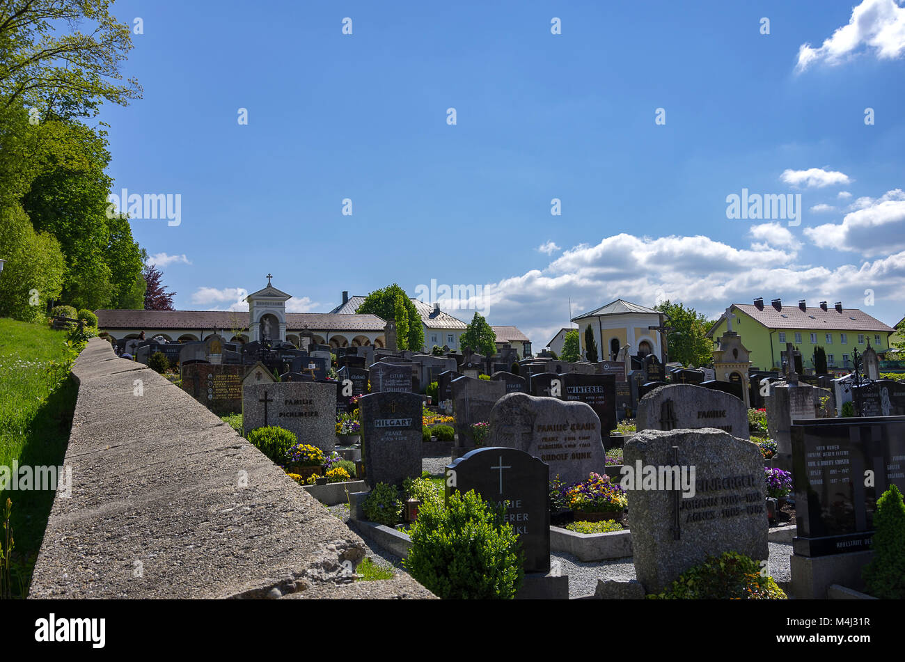 Blick über den Friedhof von Zwiesel, Bayerischer Wald, Bayern, Deutschland. Stockfoto