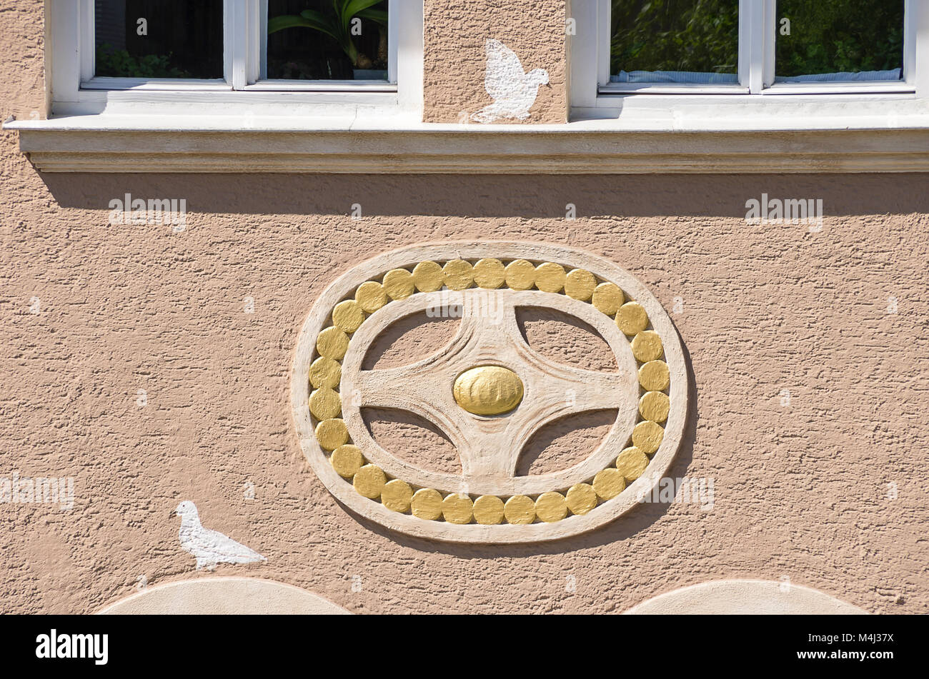 Dekorative Verzierung auf einem historischen Wohnhaus Fassade in Zwiesel, Bayerischer Wald, Bayern, Deutschland. Stockfoto