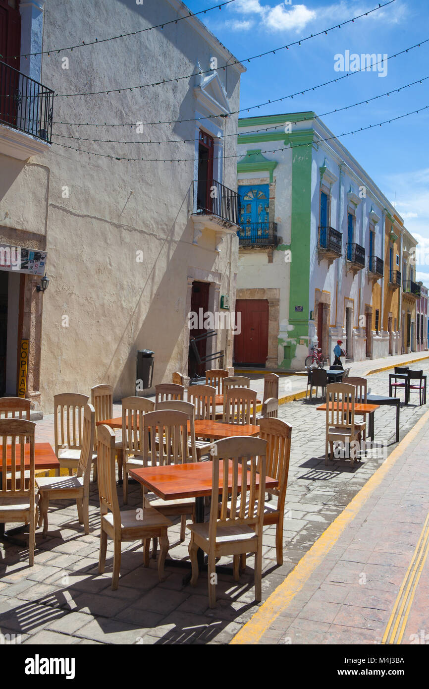 Campeche, Mexiko - Januar 31,2018: Typische koloniale Straße in Campeche, Mexiko. Historische Festungsstadt Campeche - UNESCO-Weltkulturerbe. Stockfoto