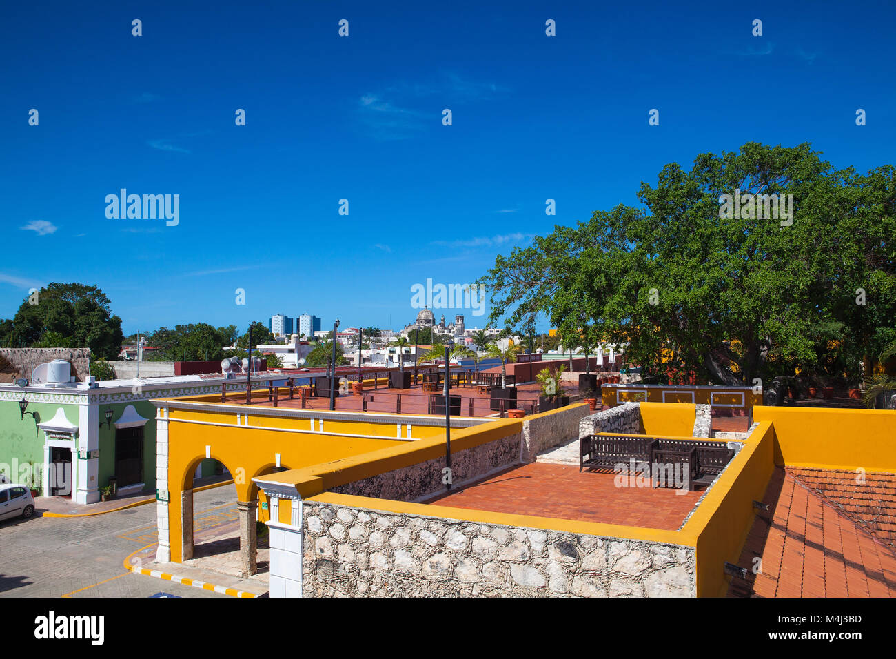 Campeche, Mexiko - Januar 31,2018: Blick von alten Mauern in Campeche. Typische koloniale Straße in Campeche, Mexiko. Historische Festungsstadt Campeche Stockfoto