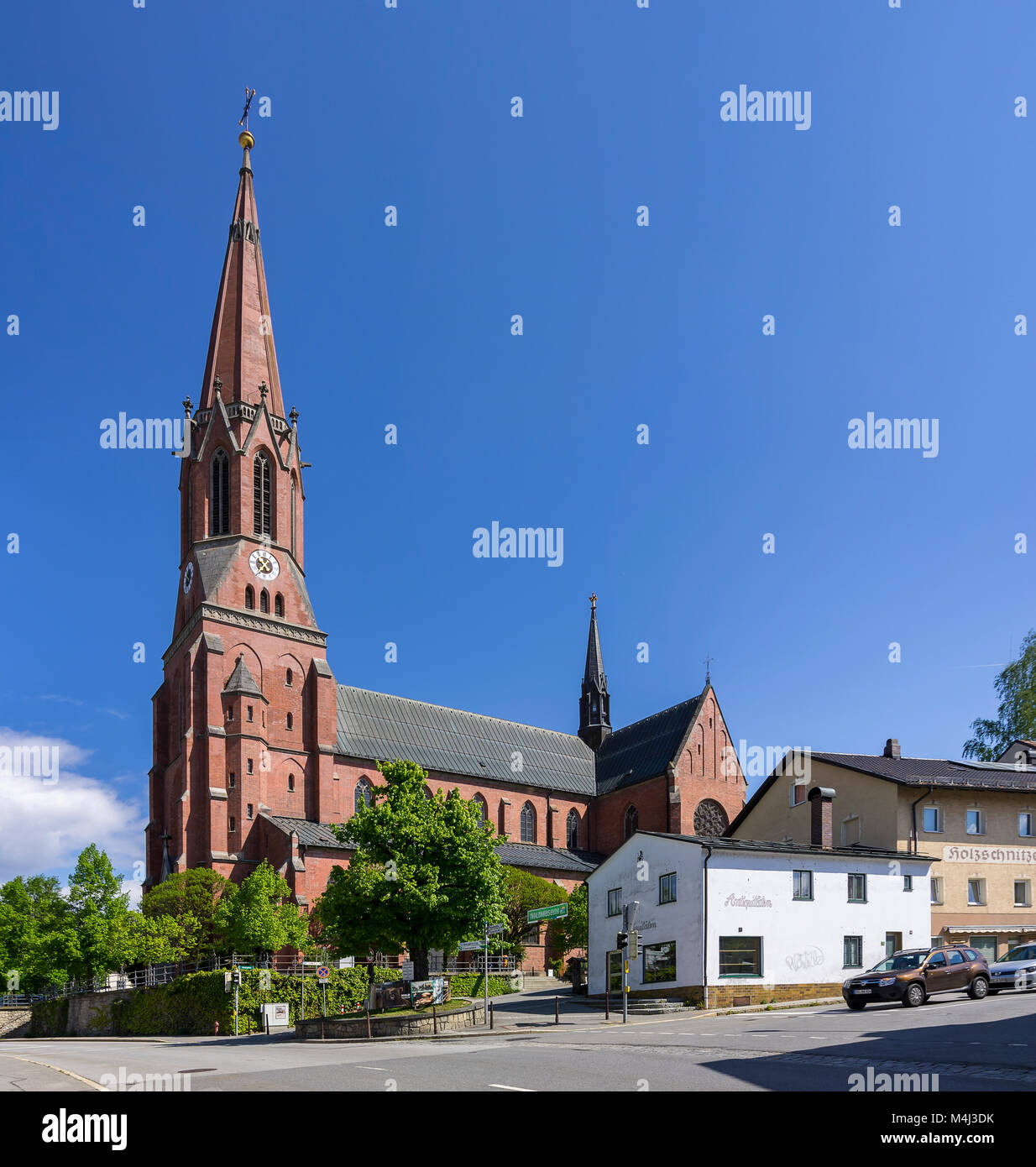 Die katholische Pfarrkirche St. Nikolaus in Zwiesel, Bayerischer Wald, Bayern, Deutschland. Stockfoto