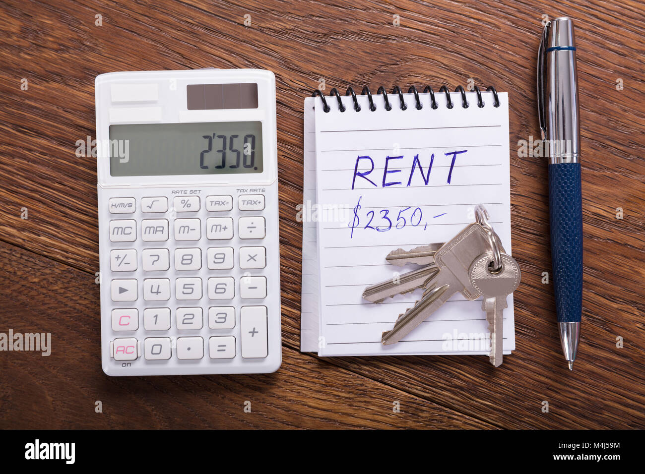 Hohe Betrachtungswinkel eines berechneten Mieten Konzept auf hölzernen Schreibtisch Stockfoto