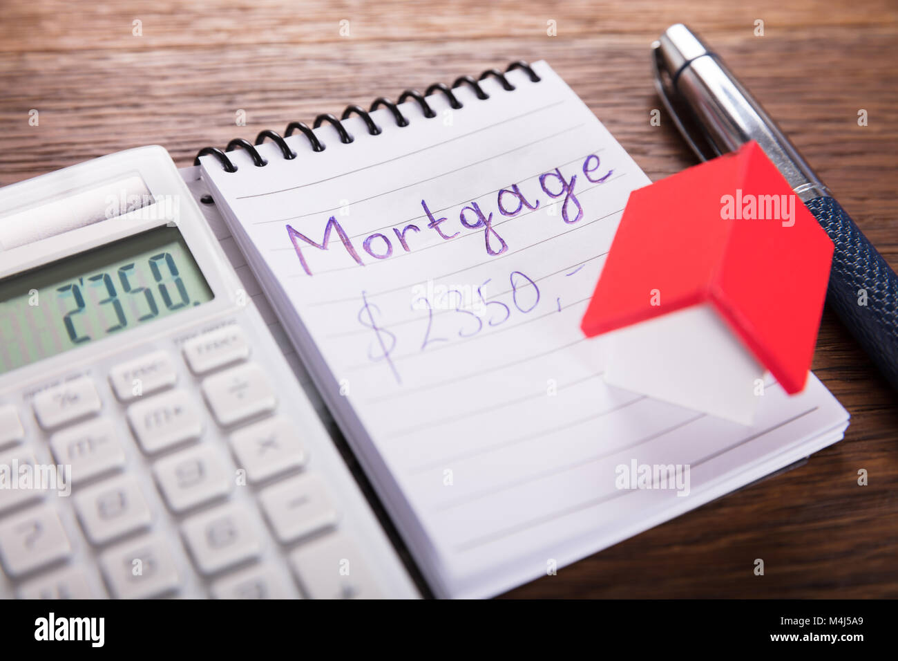 Hohe Betrachtungswinkel eines berechneten Hypothek Konzept auf hölzernen Schreibtisch Stockfoto
