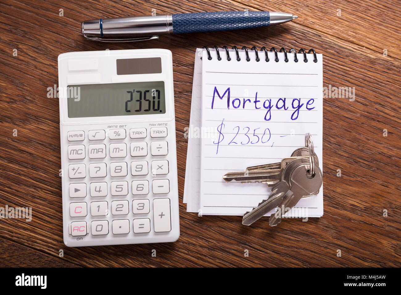 Hohe Betrachtungswinkel und einer Hypothek Konzept auf hölzernen Schreibtisch Stockfoto