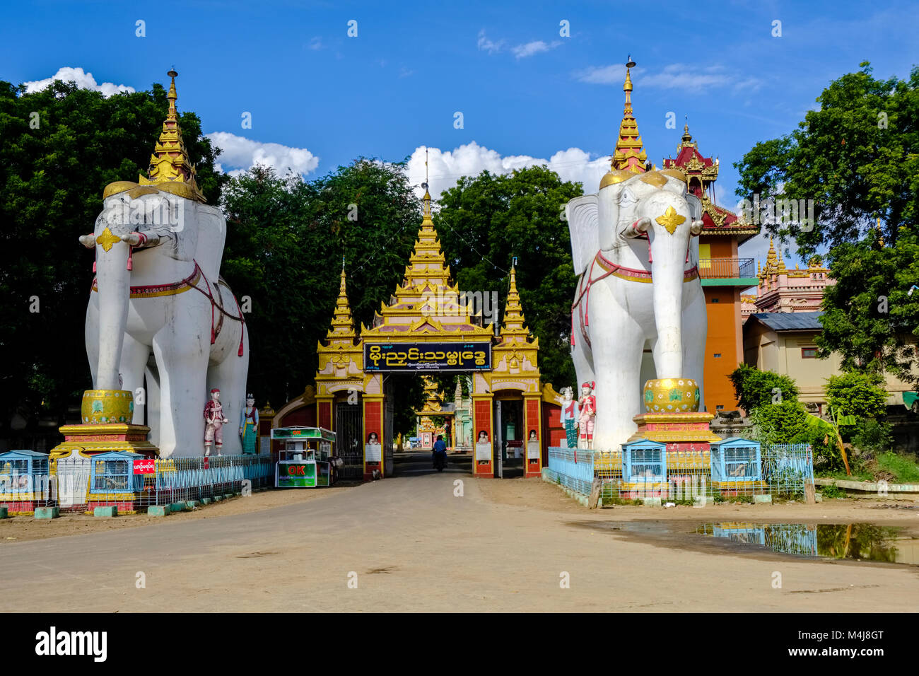Das Eingangstor zu Thanboddhay Pagode ist mit Statuen von zwei weiße Elefanten flankiert Stockfoto