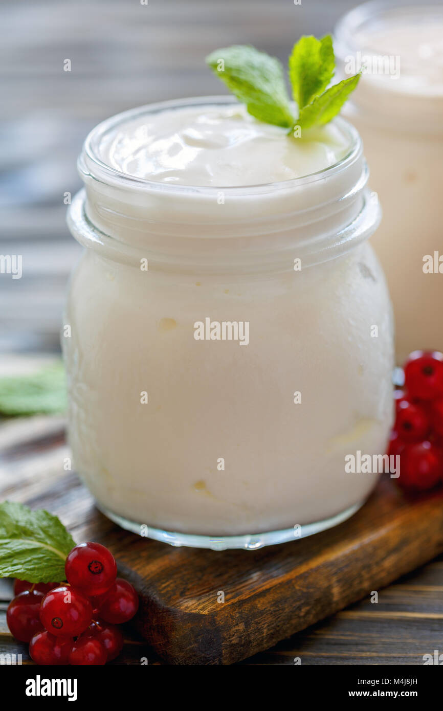 Hausgemachte Joghurt im Glas. Stockfoto
