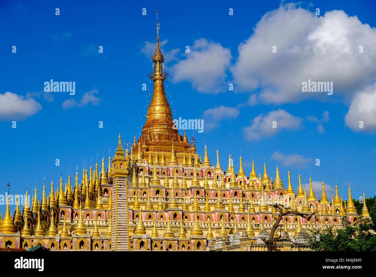 Detail der vielen feinen kleinen Gebäude Strukturen um thanboddhay Pagode Stockfoto