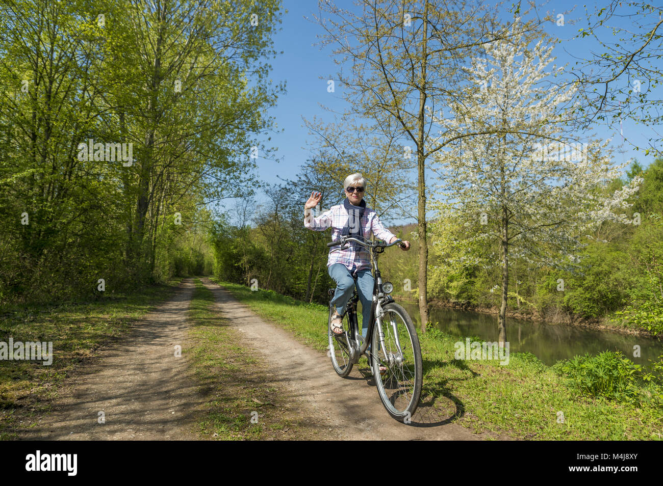 Radtouren entlang des Flusses Stockfoto