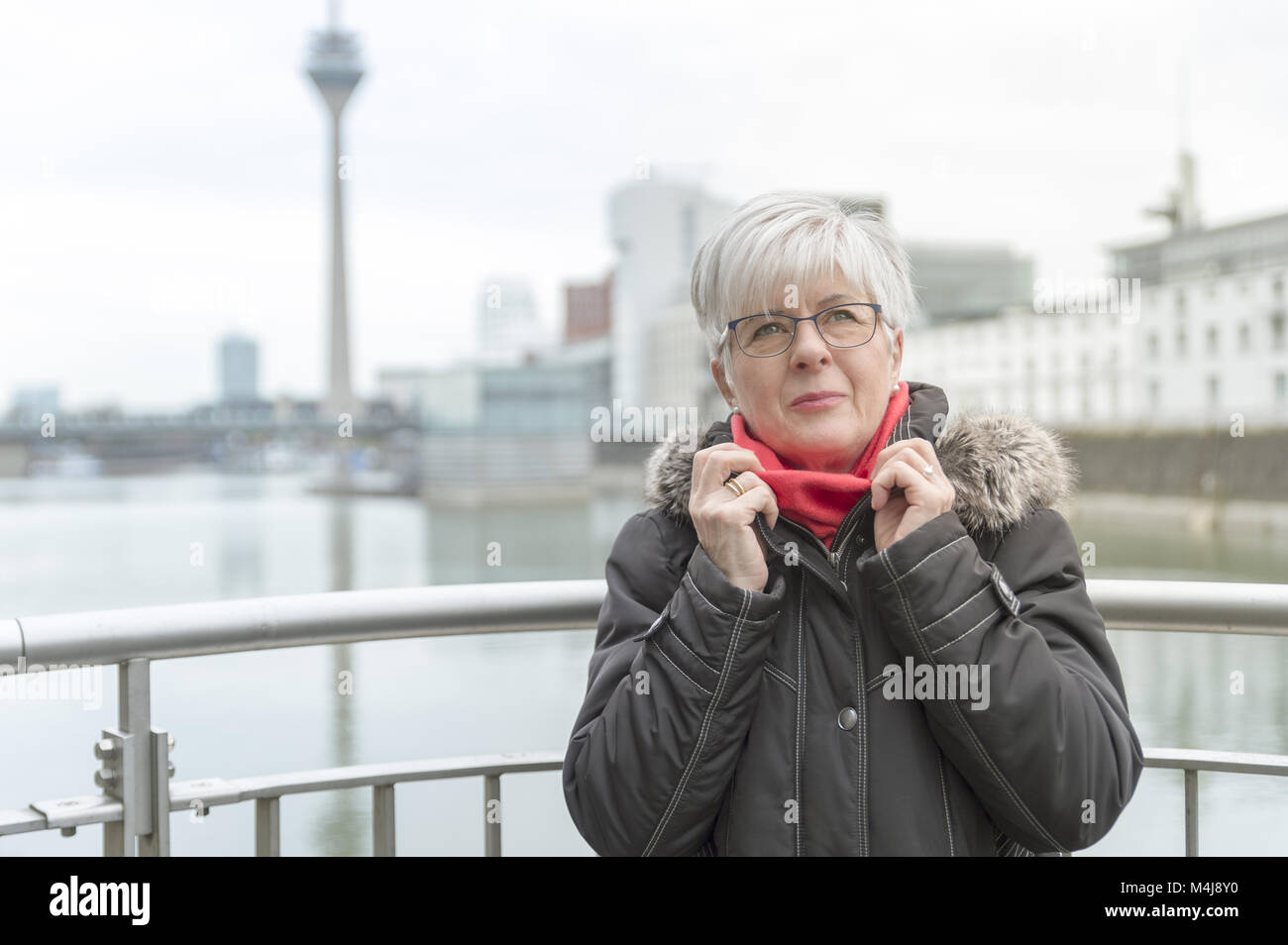 Eine ältere Frau mit kurzen Haaren Stockfoto