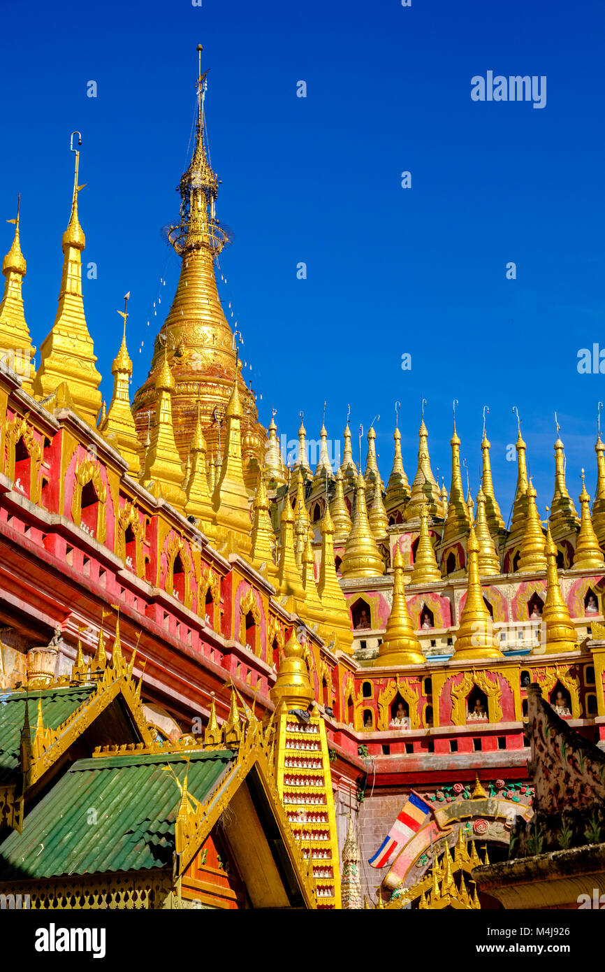 Detail der vielen feinen kleinen Gebäude Strukturen um thanboddhay Pagode Stockfoto