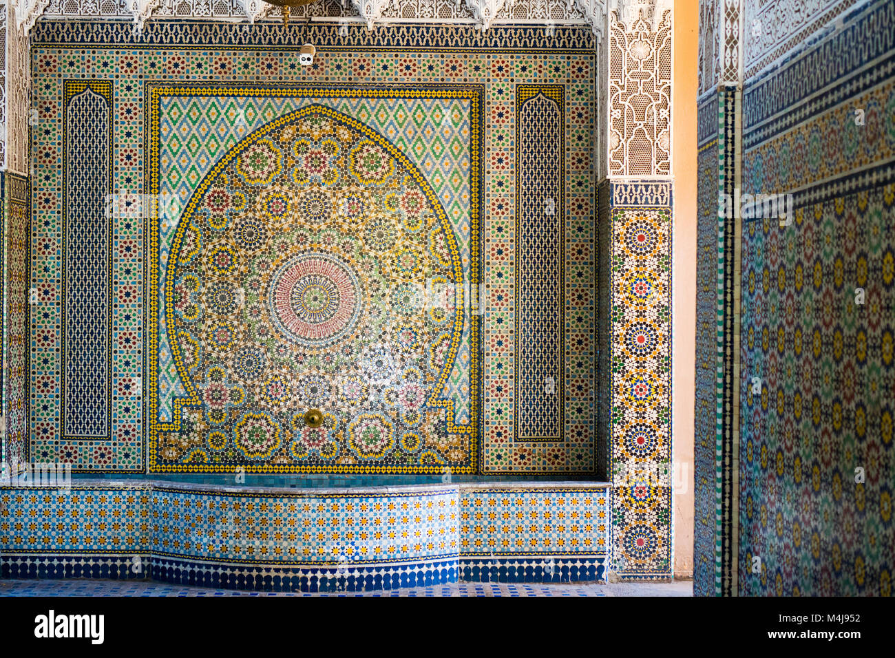 Marokkanische Wand mit Arabesque floralen Ornamenten im arabischen Stil der Dekoration Stockfoto