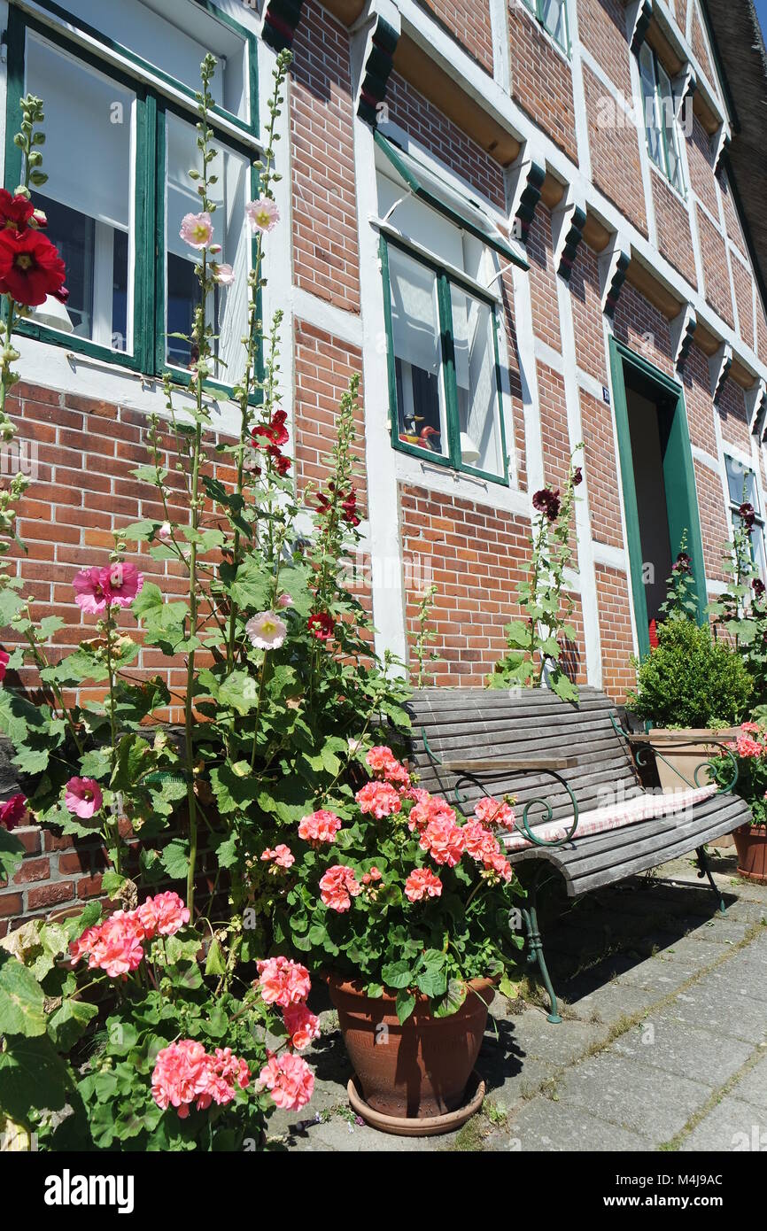Blumen an Fachwerkhaus, Altes Land Stockfoto Blumen an Fachwerkhaus, Altes Land Stockfoto