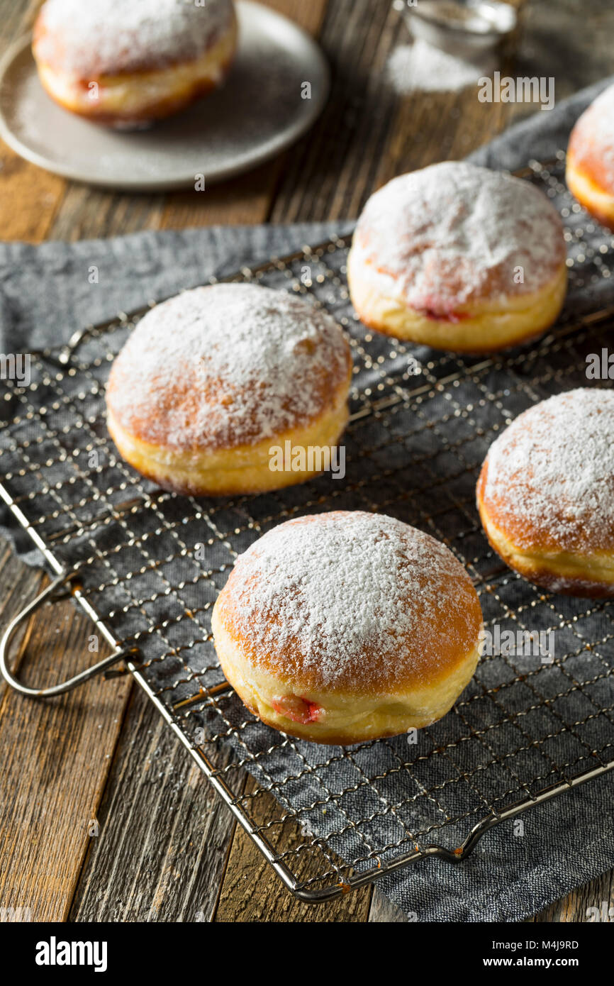 Gourmet hausgemachte Polnische paczki Krapfen mit Marmelade füllen ...