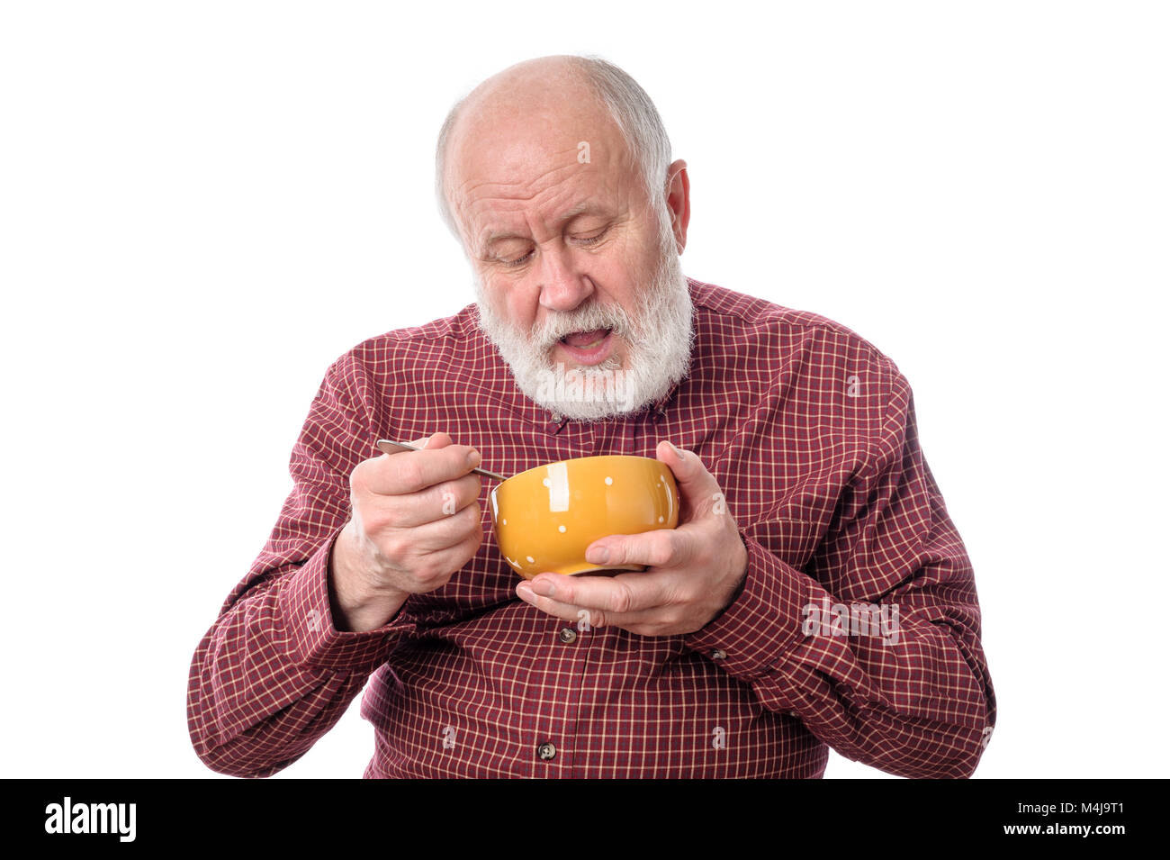 Ältere Menschen Essen aus Oragne Schüssel, isoliert auf weiss Stockfoto